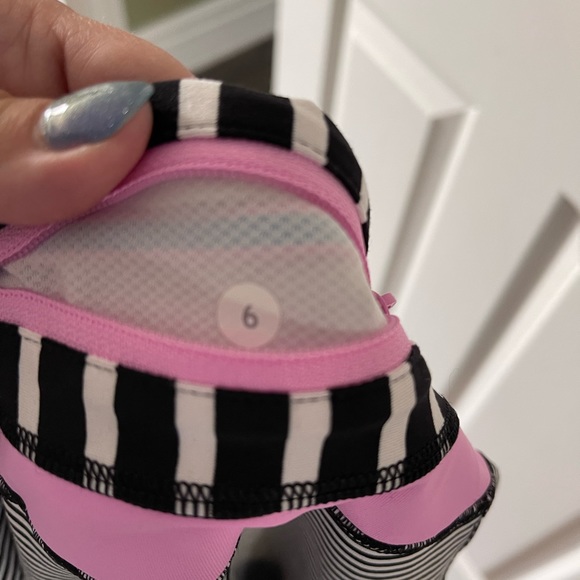 Lululemon Inspire Crop II
2014 Seawheeze - Zoomer Zip Angel Wing White / Black - Picture 3 of 5